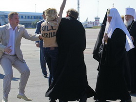 Кирилл и FEMEN. Фото: http://femen.livejournal.com/