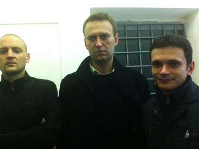 Удальцов, Навальный и Яшин в ОВД "Басманное". Фото из "Твиттера" Ильи Яшина