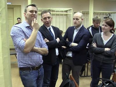 Алексей Навальный и его соратники в Кировском суде, 1.2.17. Источник - twitter.com/navalny
