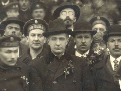 Александр Керенский (в центре). Источник - www.xx-centure.com.ua