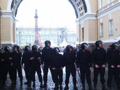 ОМОН у здания Генерального штаба в Санкт-Петербурге, 12.6.17. Фото: facebook.com/anetaSpb