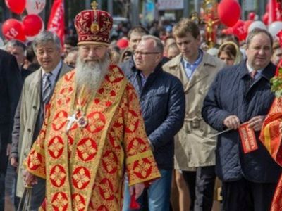 Митрополит Тихон и чиновники на Крестном ходе. Фото: berdsk.orthodoxy.ru