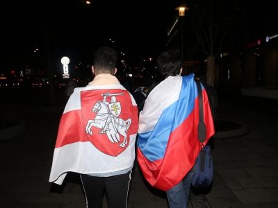 Протестующие с флагами Беларуси и России. Фото: t.me/readovkanews