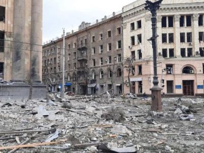 Сквер у здания Харьковской администрации после взрыва. Фото: МСЧ Украины